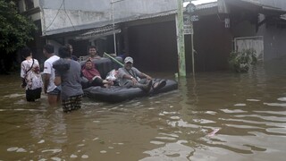 Silné záplavy v Jakarte majú obete, časť mesta je bez elektriny