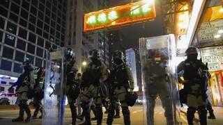 Použili neprimeranú silu, tvrdí AI po zásahu polície v Hongkongu