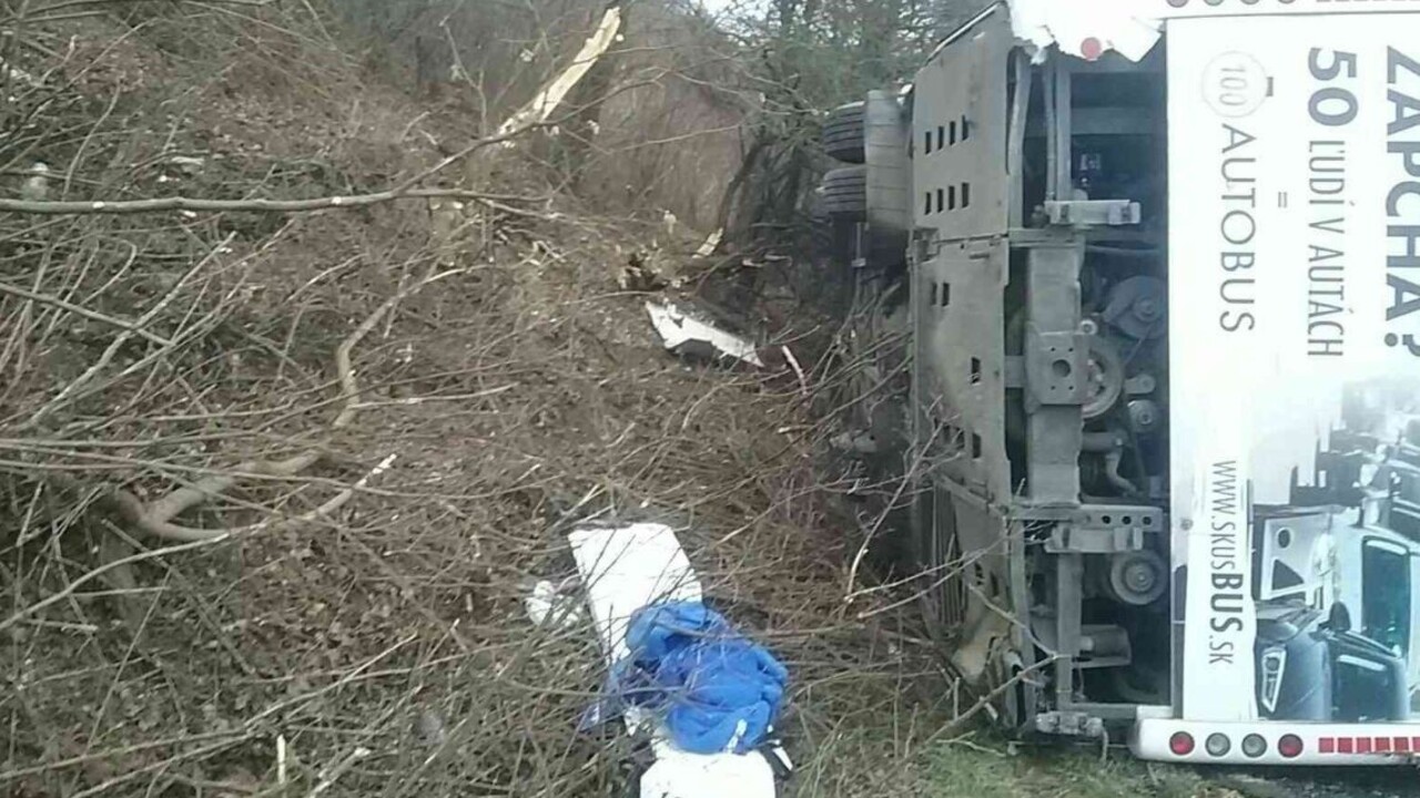 Autobus havaroval a prevrátil sa, hlásia niekoľko zranených