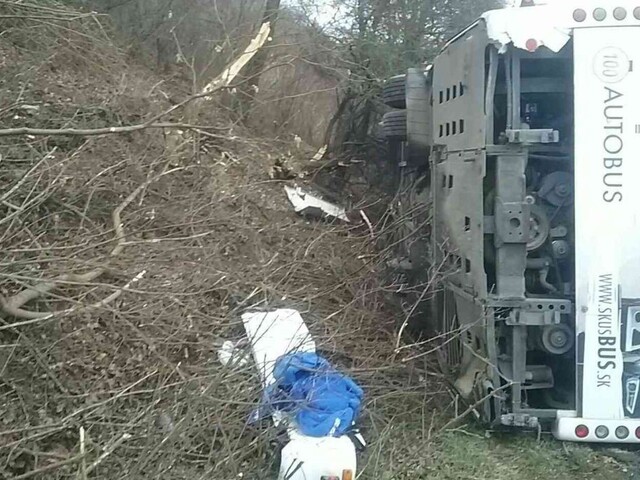Autobus havaroval a prevrátil sa, hlásia niekoľko zranených
