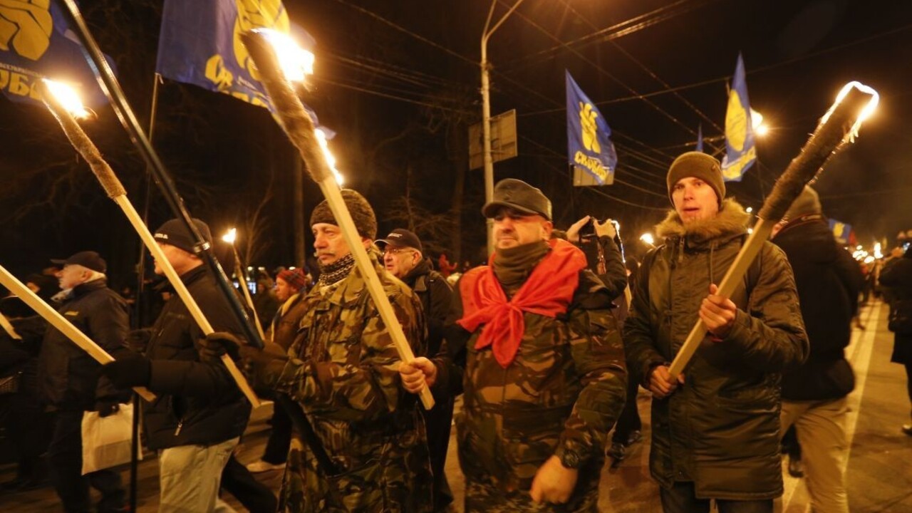 Nacionalisti s fakľami pochodovali cez Kyjev, spomínali na Banderu