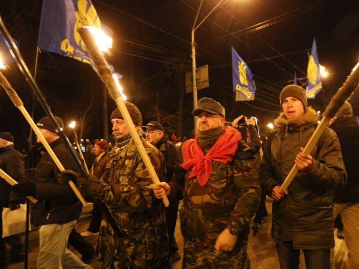 Nacionalisti s fakľami pochodovali cez Kyjev, spomínali na Banderu