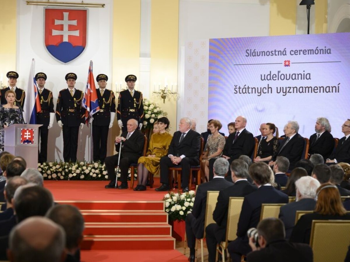 Osobnosti Novembra aj symbol odporu. Čaputová odovzdala vyznamenania