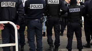 Muž na predmestí Paríža bodal do ľudí, polícia ho neutralizovala