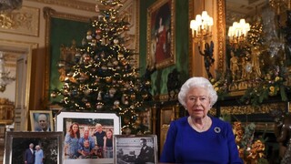 Britská kráľovná zverejnila novoročnú fotku s následníkmi trónu