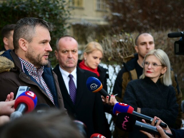 Premiér počká na NATO, evakuácia môže vojakov ohroziť