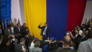Parlament vo Venezuele má dvoch šéfov, USA podporili Guaidóa