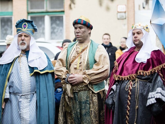Požehnávajú sa domy i voda, kresťania slávia sviatok Troch kráľov