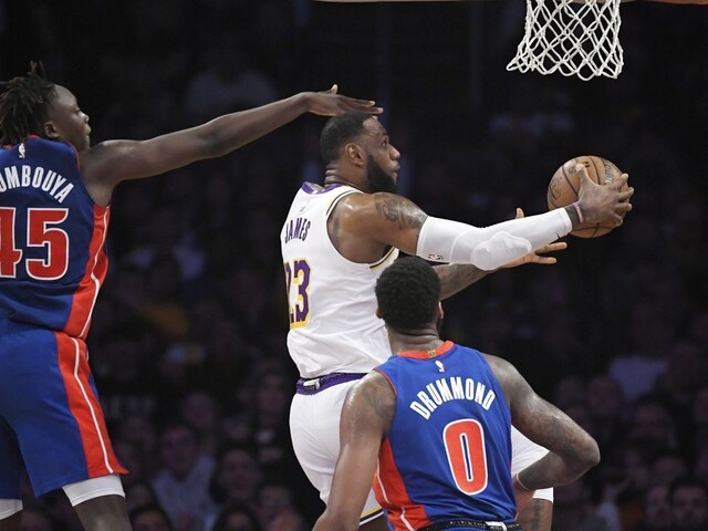 NBA: Lakers zdolali Detroit, James má už 90. triple-double