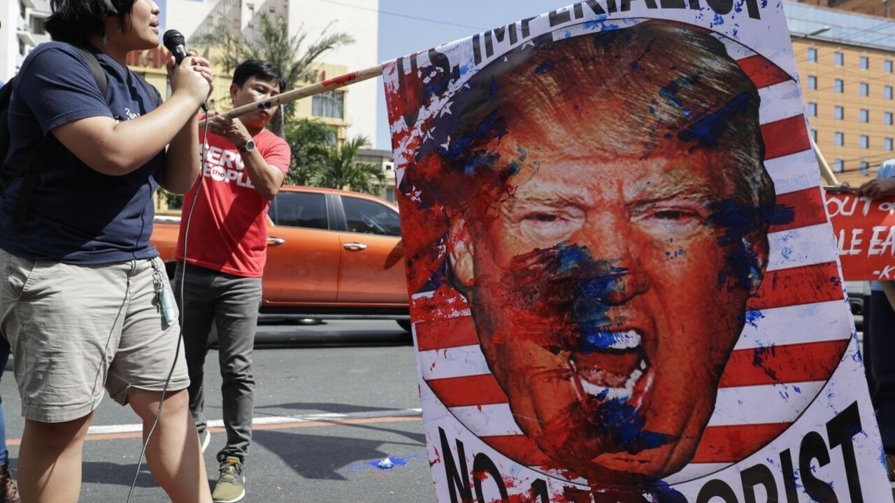 Hackeri zverejnili zakrvaveného Trumpa, napadli vládny web