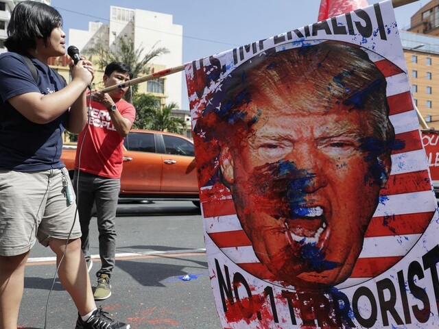 Hackeri zverejnili zakrvaveného Trumpa, napadli vládny web