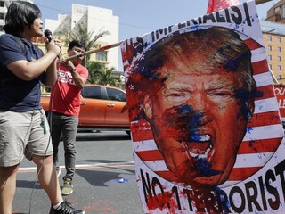 Hackeri zverejnili zakrvaveného Trumpa, napadli vládny web