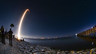 SpaceX vyslala do kozmu ďalšie družice, skúša experimentálny náter