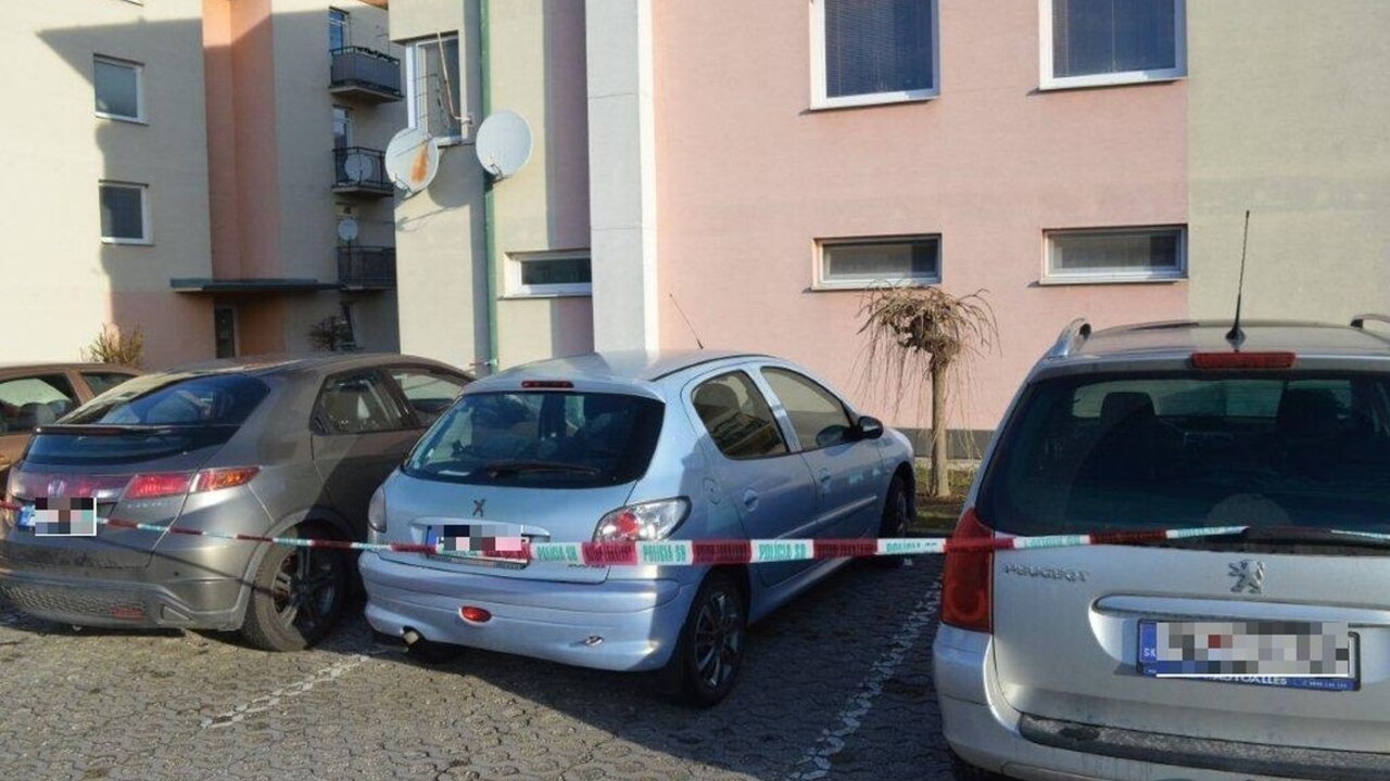 Do auta zaťali sekeru, nechali na ňom balíčky s bielym práškom