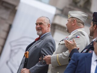 Má pocit, že je James Bond, kritizoval Trumpa Schwarzenberg