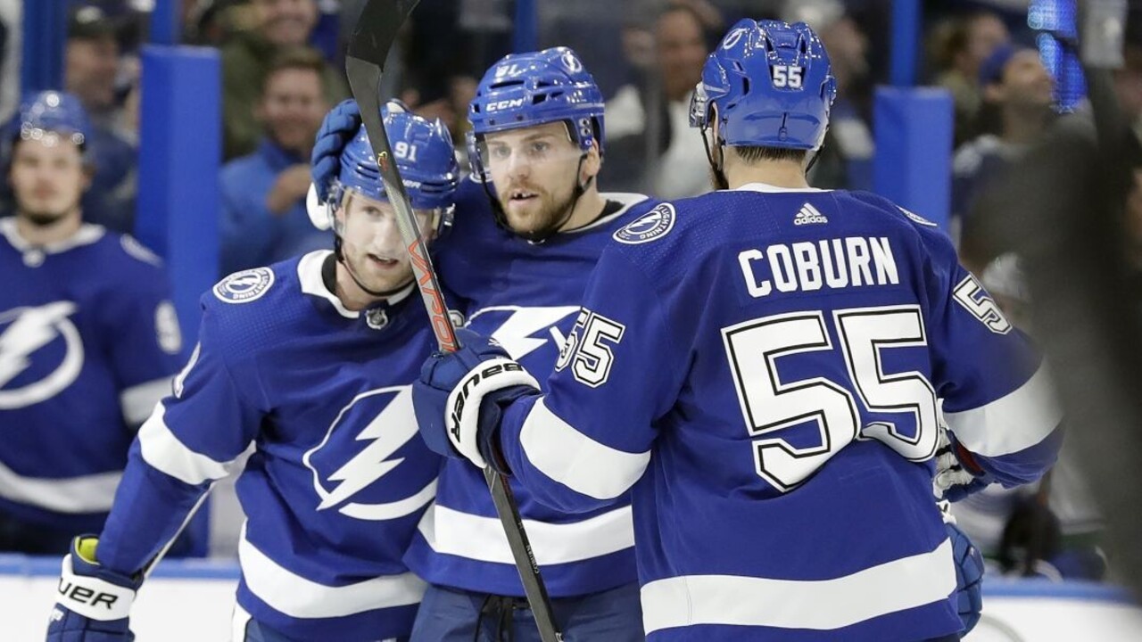 NHL: Černák prispel gólom k debaklu Canucks, Chára sa pobil