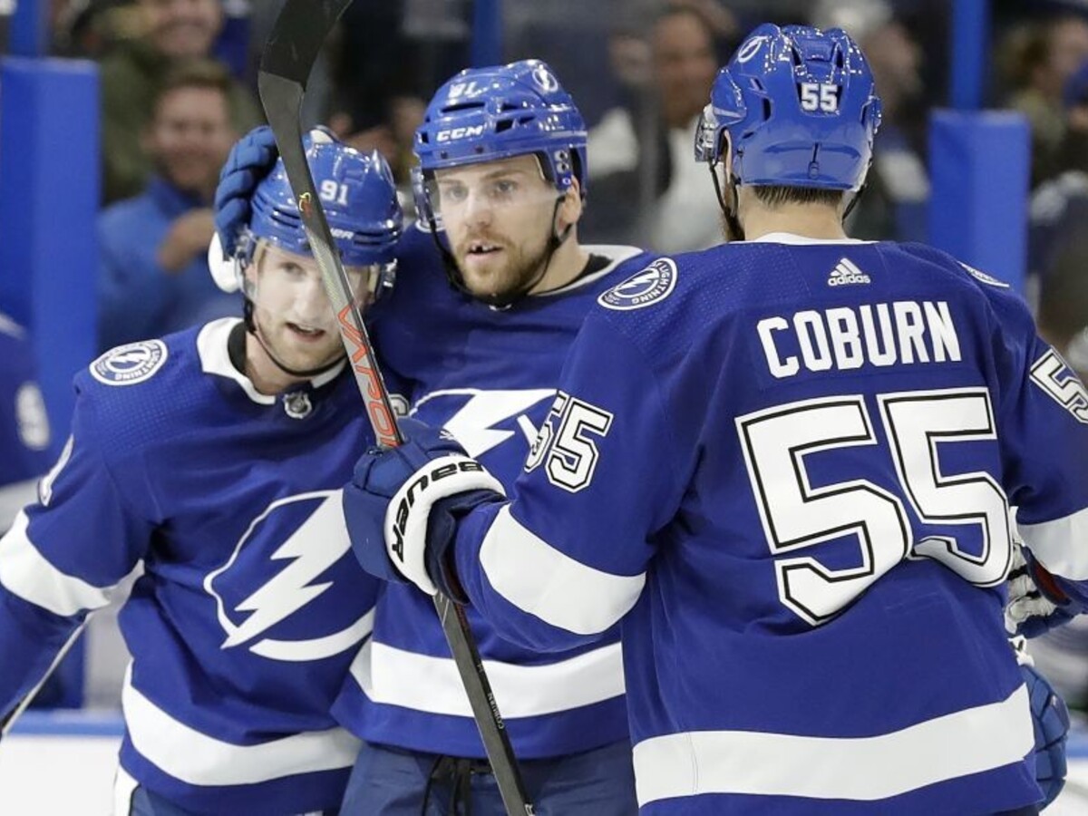 NHL: Černák prispel gólom k debaklu Canucks, Chára sa pobil
