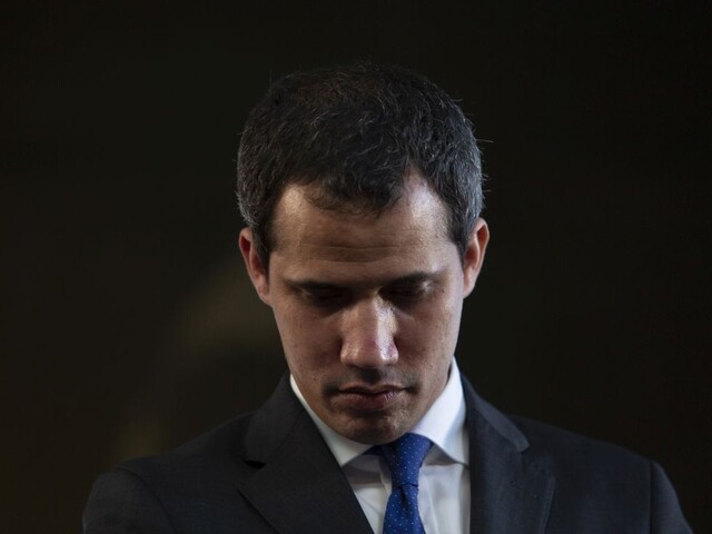 Guaidó zložil prísahu a vyzval na tri dni protestov proti Madurovi