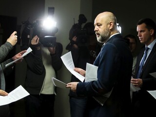 Expertka pri zmenkách podvod nevidí, skúmala Ruskove podpisy