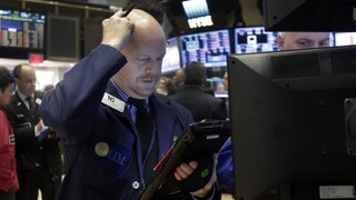 Na finančnom trhu zavládla panika, investori chcú bezpečie