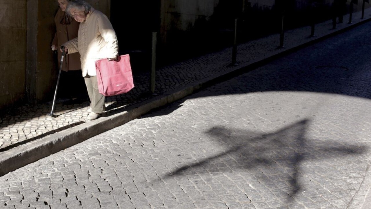 Seniori za hranicami majú povinnosť. Štátu musia potvrdiť, že žijú