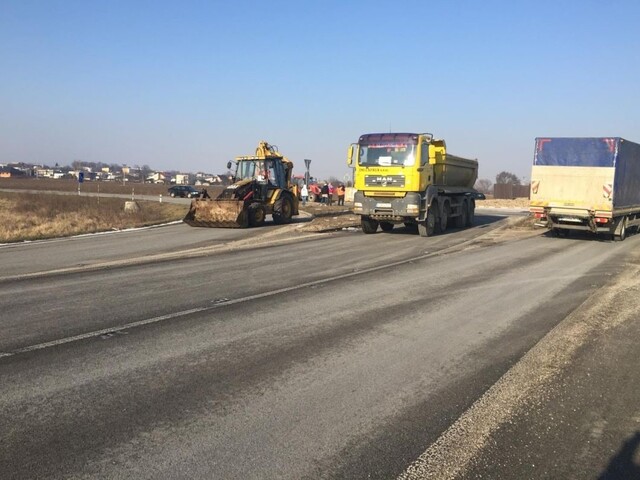 Štrajk kamionistov sa rozšíril na východ krajiny, zablokovali cestu