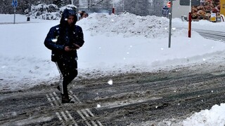 Ulice sa premenili na klziská, zranili sa desiatky ľudí