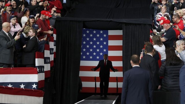 Chcú obmedziť právomoci Trumpa voči Iránu, schválili rezolúciu