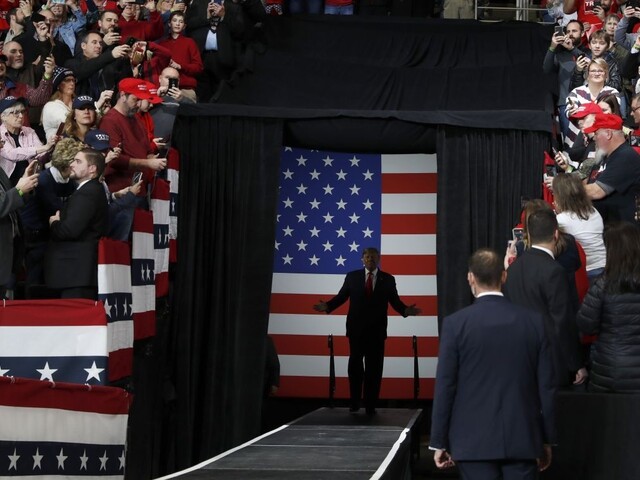 Chcú obmedziť právomoci Trumpa voči Iránu, schválili rezolúciu
