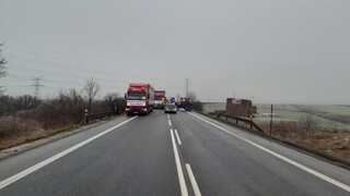 Kamionisti sa nevzdávajú, blokujú cesty po celom Slovensku