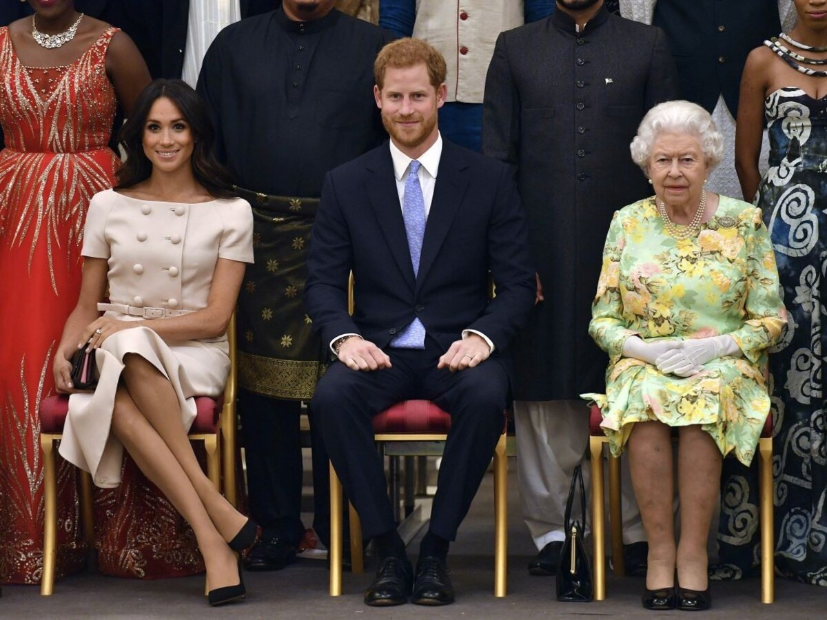 Britská kráľovná hľadá riešenie krízy okolo Harryho a Meghan
