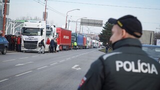 Štrajk má pokračovať aj cez víkend, premiér vyzval na rokovania