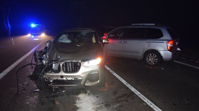 Muž zostal zakliesnený medzi autami, utrpel vážne zranenia