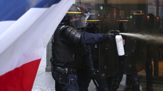 Utíchnu protesty? Francúzsko stiahne kontroverzný bod z reformy