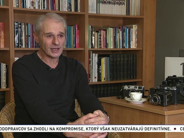 Portrét fotografa Alana Hyžu