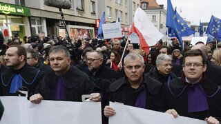 Sudcovia v Poľsku s novým zákonom nesúhlasia, vyšli do ulíc
