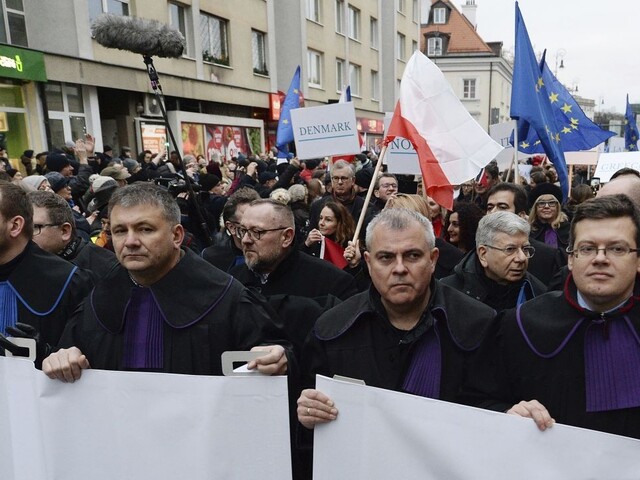 Sudcovia v Poľsku s novým zákonom nesúhlasia, vyšli do ulíc