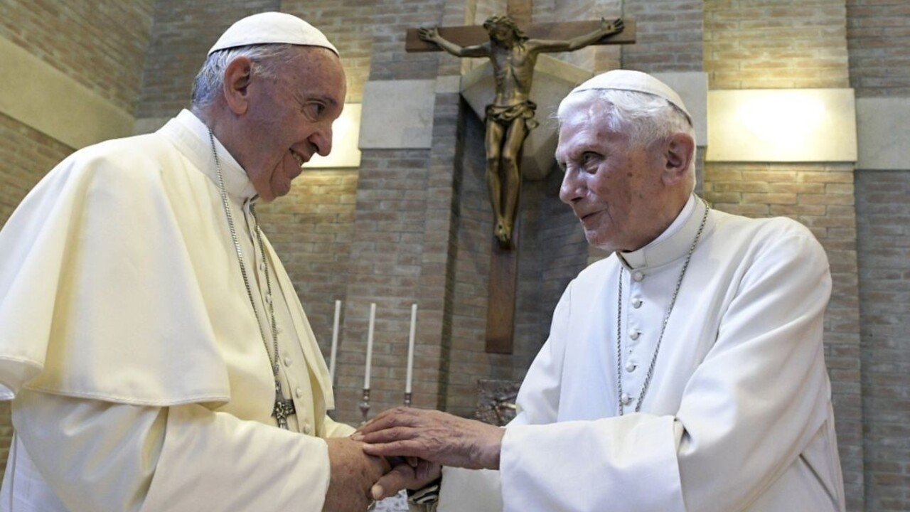 Celibát má význam. Emeritný pápež Benedikt varuje Františka