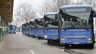 Cestujúci v autobusoch nepoužívajú pásy, hoci sú povinné