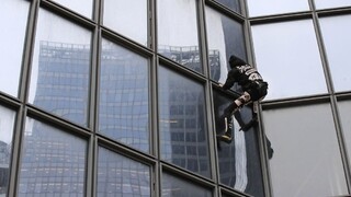 Pavúčí muž sa pridal k štrajkujúcim. Bez istenia zdolal mrakodrap