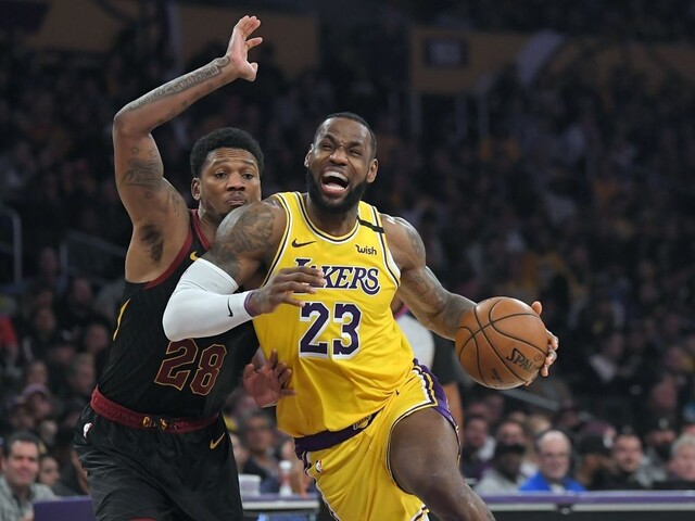 NBA: Lakers ťahajú víťaznú šnúru, James si zahral proti bývalému tímu