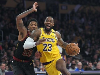 NBA: Lakers ťahajú víťaznú šnúru, James si zahral proti bývalému tímu
