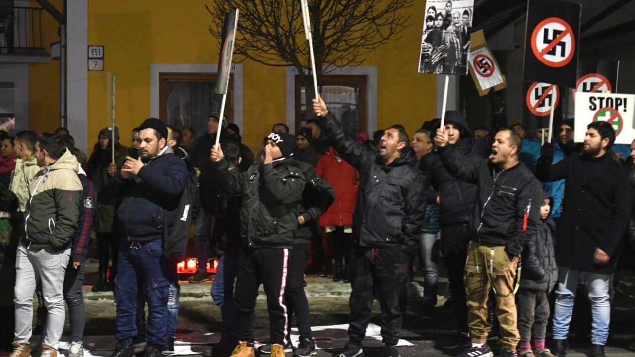 Počas mítingu Kotlebovcov na východe protestovali stovky Rómov