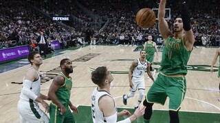 NBA: Milwaukee zdolalo Boston a vyhralo piaty duel v sérii
