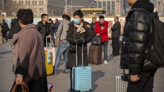 Vírusom sa v Číne nakazili ďalší, USA zavedú letiskové kontroly