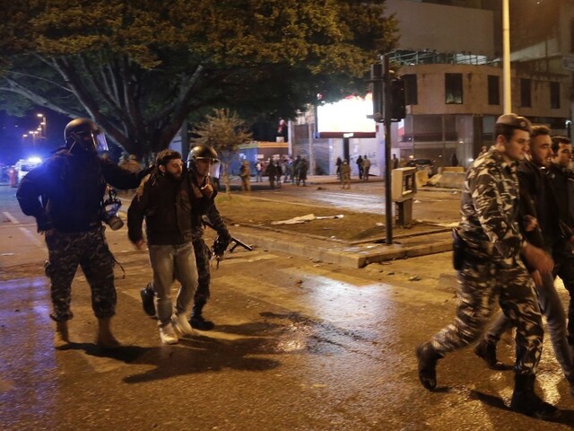 V Libanone museli ošetriť desiatky ľudí, polícia použila delá a plyn