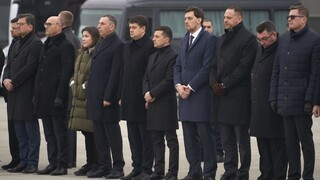 Priviezli telá obetí pádu lietadla, na letisku ich čakal prezident