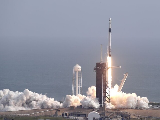 Môžu vyslať i ľudí. SpaceX úspešne otestovala záchranný systém