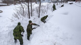Kanadskú armádu povolali odhŕňať sneh, ľudí uväznil v domovoch