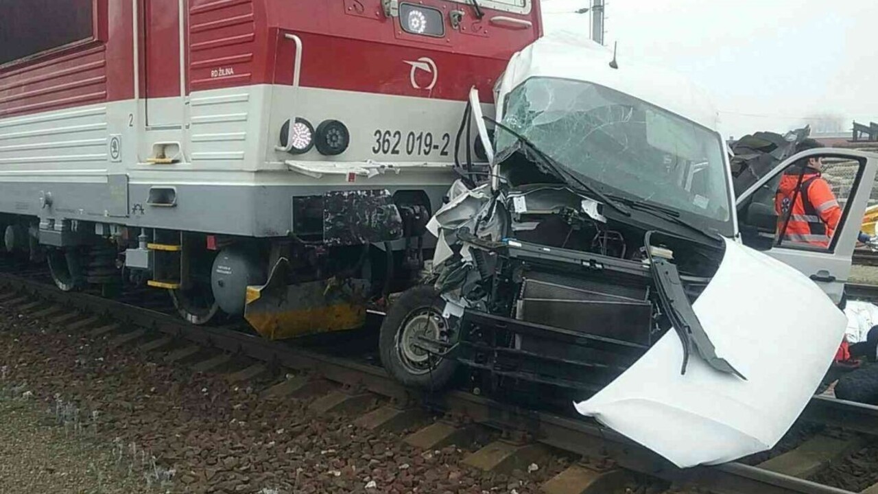 Na strednom Slovensku sa zrazil rýchlik s dodávkou, hlásia obete